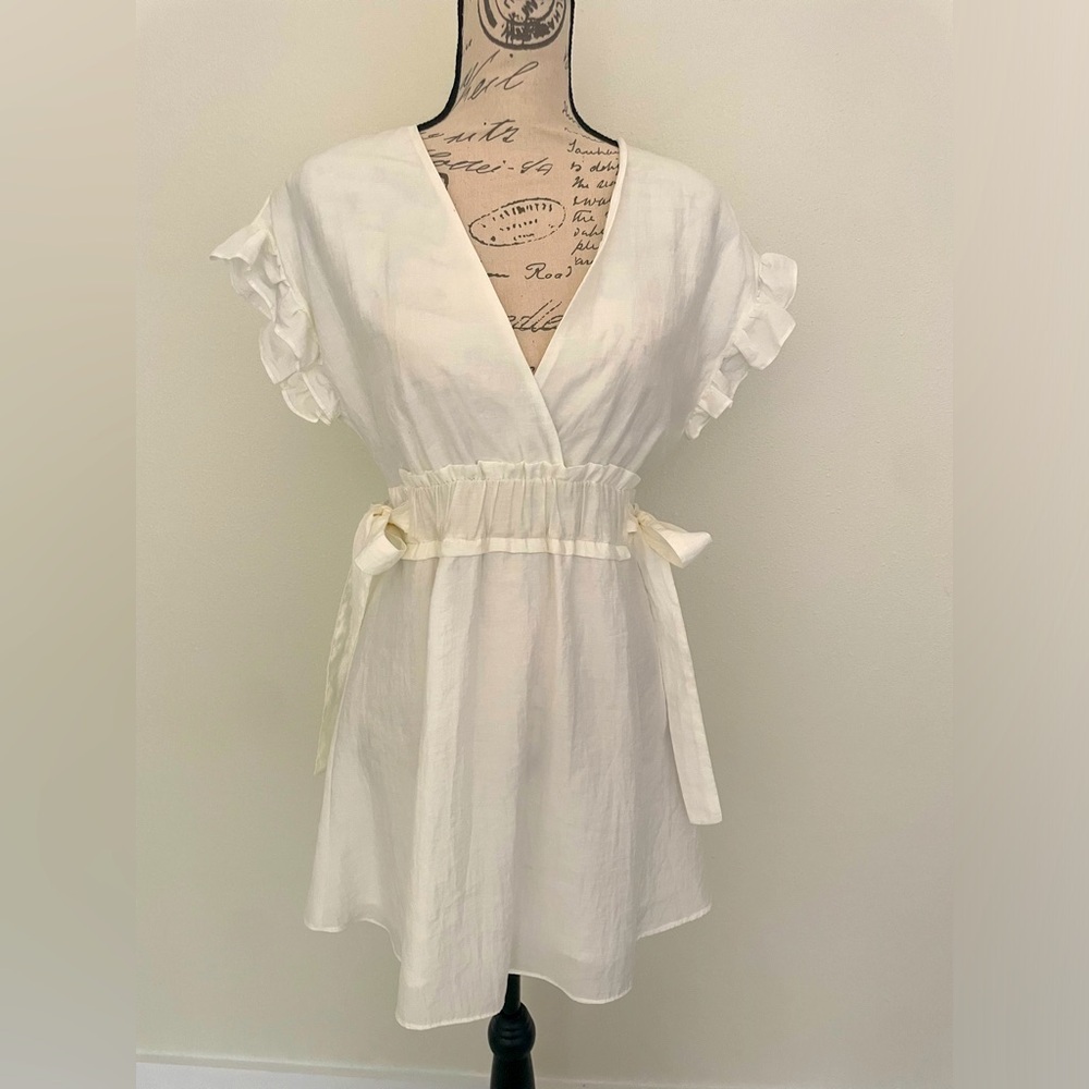 Zara white V neck size small ❤️